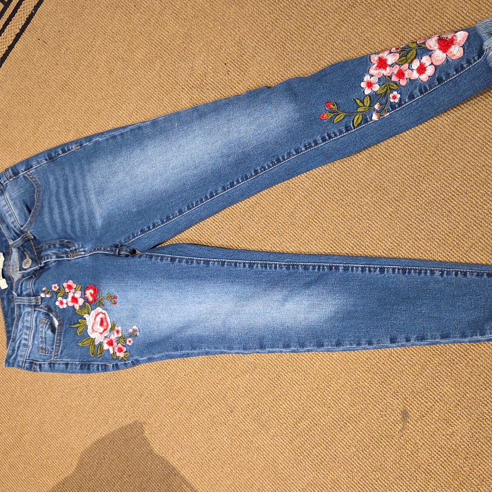 Adorable Floral Raw Hem Jeans by Chiqle
